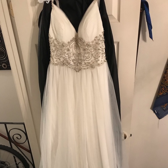 christian wu Dresses & Skirts - Used Christian Wu wedding dress